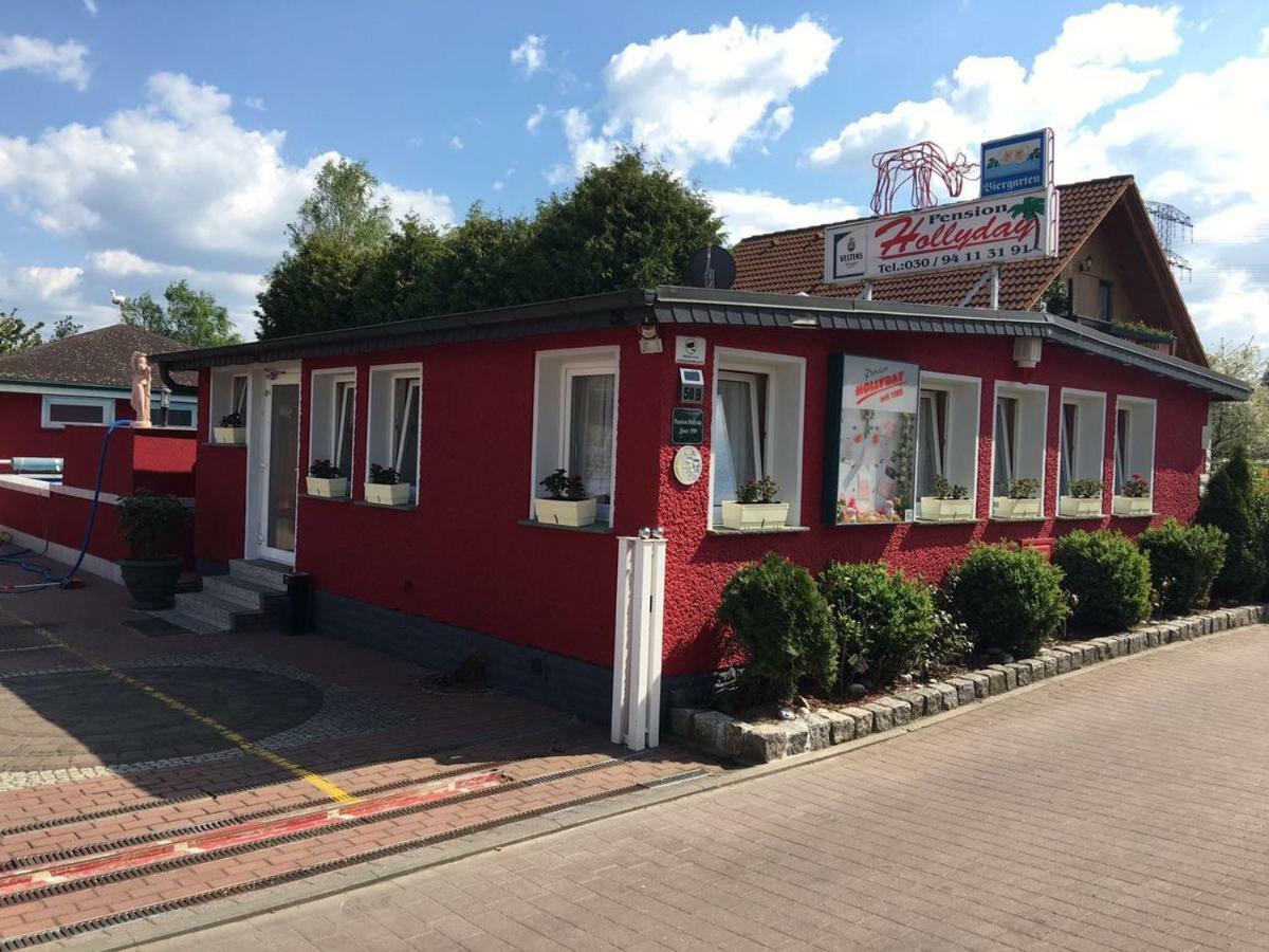 Pension Hollyday Ahrensfelde Exteriör bild